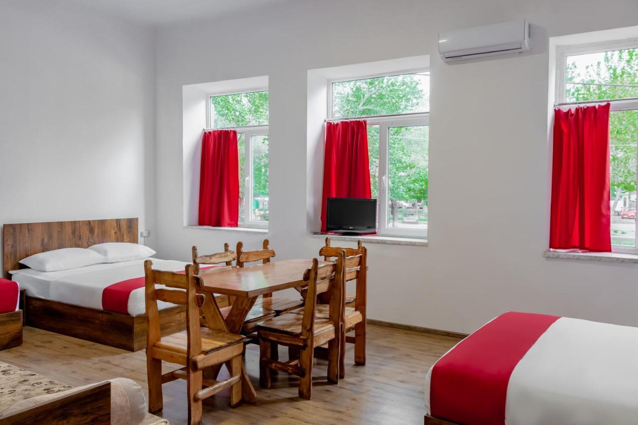 Family Appartments On Buzand Street 예레반 외부 사진
