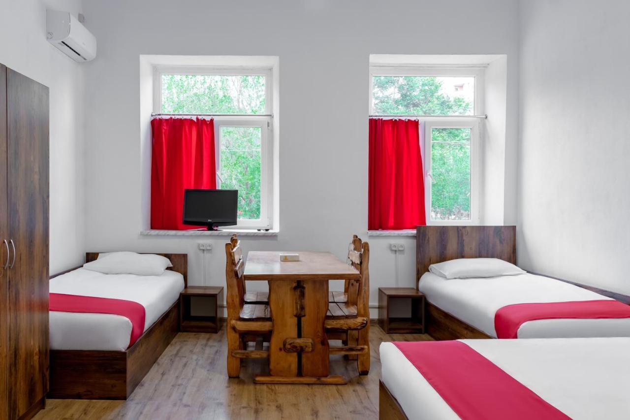 Family Appartments On Buzand Street 예레반 외부 사진